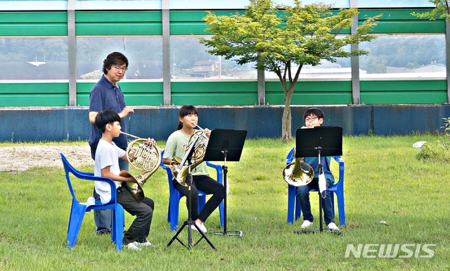 [진천=뉴시스]강신욱 기자 = 충북 진천 초평초등학교 라온제나 오케스트라 단원인 학생들이 악기 연주 연습을 하고 있다. (사진=초평초등학교 제공) 2020.07.07. photo@newsis.com