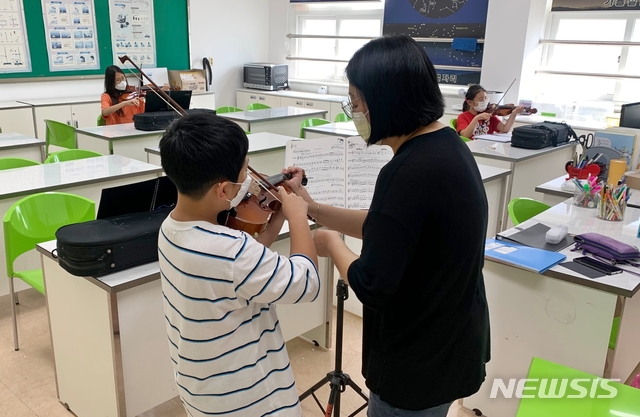[진천=뉴시스]강신욱 기자 = 충북 진천 초평초등학교 라온제나 오케스트라 단원인 학생들이 악기 연주 연습을 하고 있다. (사진=초평초등학교 제공) 2020.07.07. photo@newsis.com