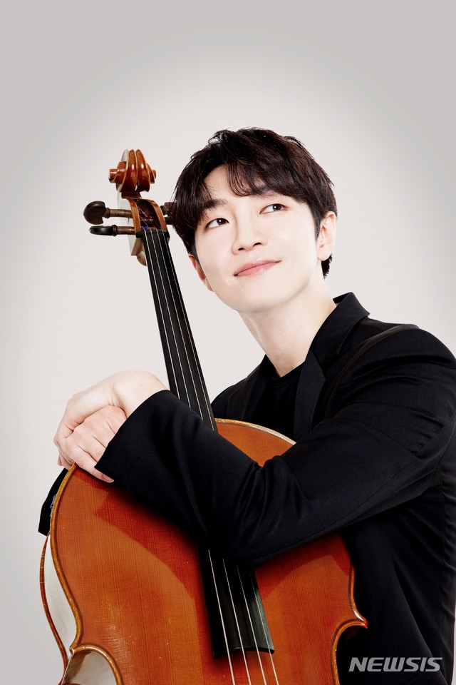 [서울=뉴시스]첼리스트 홍진호(사진=크레디아 제공)2020.07.07 photo@newsis.com 