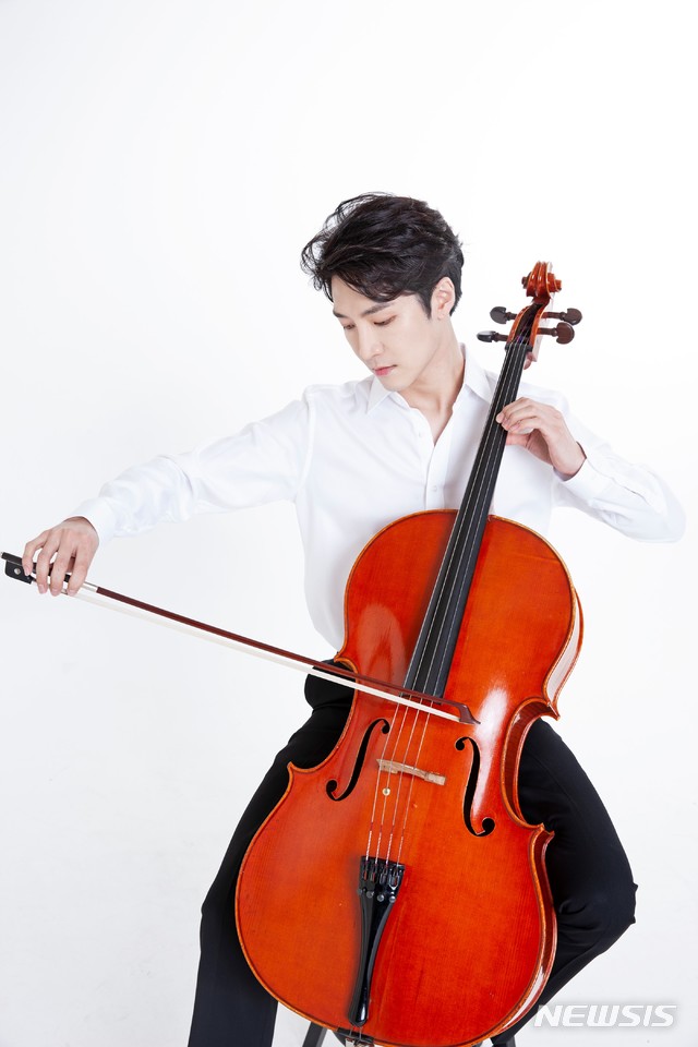 [서울=뉴시스]첼리스트 홍진호(사진=크레디아 제공)2020.07.07 photo@newsis.com 