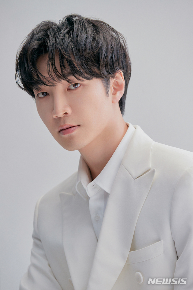 [서울=뉴시스]첼리스트 홍진호(사진=크레디아 제공)2020.07.07 photo@newsis.com 