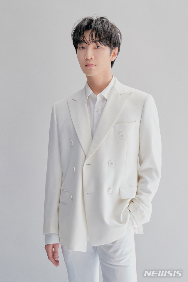 [서울=뉴시스]첼리스트 홍진호(사진=크레디아 제공)2020.07.07 photo@newsis.com