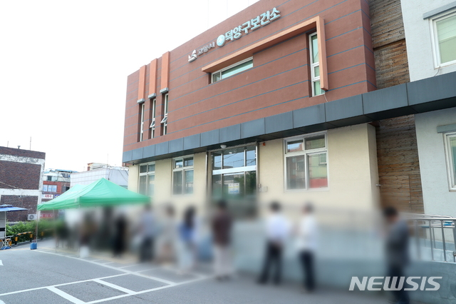 경기 고양시 원당성당 교인들이 덕양구보건소 선별진료소에서 코로나19 검사를 받고 있다. 