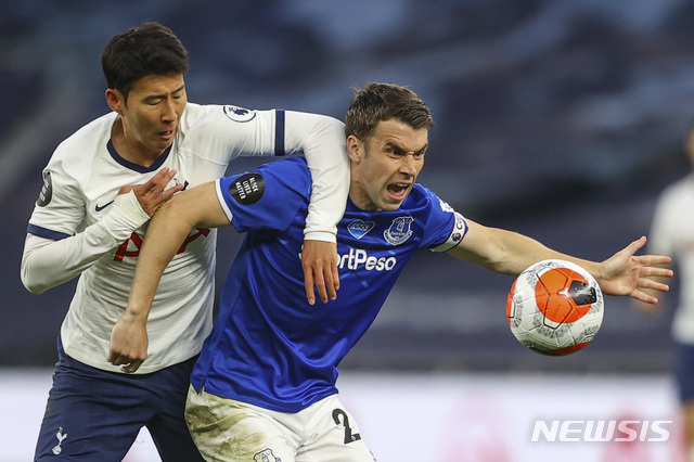 [런던=AP/뉴시스]손흥민(왼쪽)이 6일(현지시간) 영국 런던 토트넘 핫스퍼 스타디움에서 열린 2019-20시즌 잉글랜드 프리미어리그 33라운드 에버튼과의 경기에 선발 출전해 공을 다투고 있다. 손흥민은 공격 포인트를 올리지 못했고 토트넘은 상대의 자책골로 힘겹게 1-0 승리를 거뒀다. 2020.07.07. 
