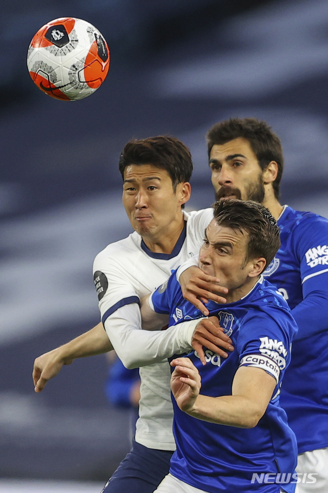 [런던=AP/뉴시스]손흥민(가운데)이 6일(현지시간) 영국 런던 토트넘 핫스퍼 스타디움에서 열린 2019-20시즌 잉글랜드 프리미어리그 33라운드 에버튼과의 경기에 선발 출전해 공을 다투고 있다. 손흥민은 공격 포인트를 올리지 못했고 토트넘은 상대의 자책골로 힘겹게 1-0 승리를 거뒀다. 2020.07.07. 