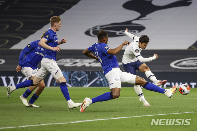 [런던=AP/뉴시스]손흥민(오른쪽)이 6일(현지시간) 영국 런던 토트넘 핫스퍼 스타디움에서 열린 2019-20시즌 잉글랜드 프리미어리그 33라운드 에버튼과의 경기에 선발 출전해 슛을 시도하고 있다. 손흥민은 공격 포인트를 올리지 못했고 토트넘은 상대의 자책골로 힘겹게 1-0 승리를 거뒀다. 2020.07.07. 