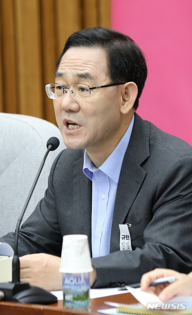 [서울=뉴시스]김선웅 기자 = 주호영 미래통합당 원내대표가 7일 오전 서울 여의도 국회에서 열린 원내 대책회의에서 발언하고 있다. 2020.07.07.&nbsp; mangusta@newsis.com