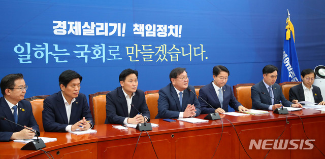 [서울=뉴시스] 장세영 기자 = 김태년 더불어민주당 원내대표가 7일 서울 여의도 국회에서 열린 더불어민주당 원내대책회의에 참석해 현안관련 발언을 하고 있다. 2020.07.07.&nbsp; photothink@newsis.com