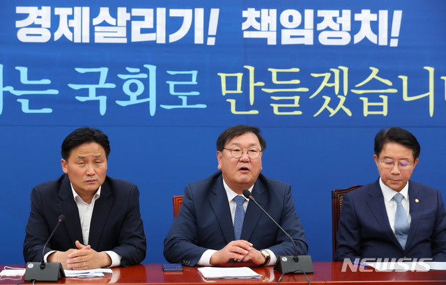 [서울=뉴시스] 장세영 기자 = 김태년 더불어민주당 원내대표가 7일 서울 여의도 국회에서 열린 더불어민주당 원내대책회의에 참석해 현안관련 발언을 하고 있다. 2020.07.07. photothink@newsis.com
