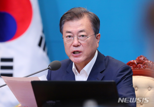 [서울=뉴시스]배훈식 기자 = 문재인 대통령이 지난 7일 청와대 여민관에서 열린 국무회의에 참석해 발언하고 있다. 2020.07.07. dahora83@newsis.com
