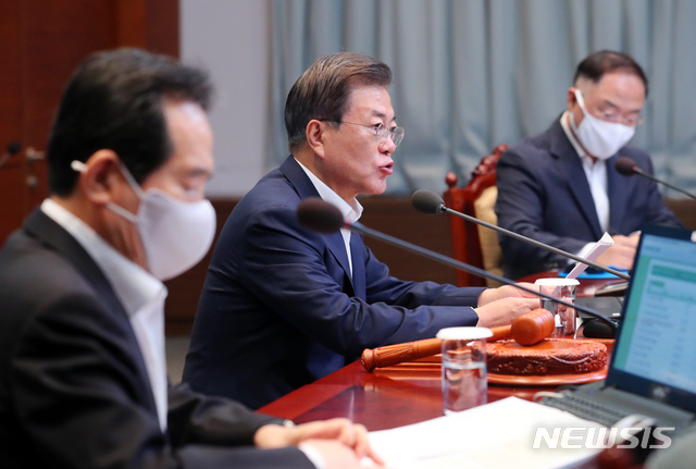 [서울=뉴시스]배훈식 기자 = 문재인 대통령이 7일 청와대 여민관에서 열린 국무회의에 참석해 발언하고 있다. 2020.07.07.&nbsp; dahora83@newsis.com