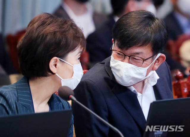 [서울=뉴시스]배훈식 기자 = 김현미(왼쪽) 국토교통부 장관과 김상조 정책실장이 7일 청와대 여민관에서 열린 국무회의에 참석해 대화하고 있다. 2020.07.07. dahora83@newsis.com