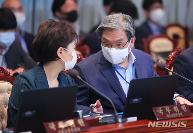 [서울=뉴시스]배훈식 기자 = 김현미(왼쪽) 국토교통부 장관과 노영민 대통령 비서실장이 7일 청와대 여민관에서 열린 국무회의에 참석해 대화하고 있다. 2020.07.07.&nbsp; dahora83@newsis.com