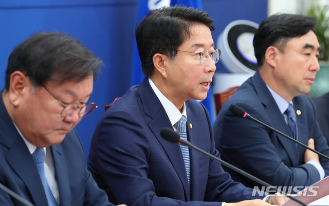 [서울=뉴시스] 장세영 기자 = 조정식 더불어민주당 정책위의장이 7일 서울 여의도 국회에서 열린 더불어민주당 원내대책회의에 참석해 현안관련 발언을 하고 있다. 2020.07.07. photothink@newsis.com