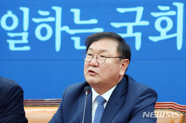 [서울=뉴시스] 장세영 기자 = 김태년 더불어민주당 원내대표가 7일 서울 여의도 국회에서 열린 더불어민주당 원내대책회의에 참석해 현안관련 발언을 하고 있다. 2020.07.07. photothink@newsis.com
