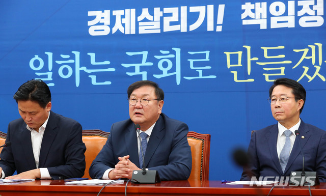 [서울=뉴시스] 장세영 기자 = 김태년 더불어민주당 원내대표가 7일 서울 여의도 국회에서 열린 더불어민주당 원내대책회의에 참석해 현안관련 발언을 하고 있다. 2020.07.07. photothink@newsis.com