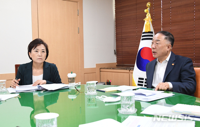 [서울=뉴시스]홍남기 부총리 겸 기획재정부 장관(오른쪽), 김현미 토교통부 장관(왼쪽) (사진=기획재정부 제공) 2020.07.07. photo@newsis.com