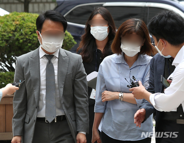 [서울=뉴시스] 이윤청 기자 = 옵티머스자산운용 펀드 환매 중단 관련 펀드 사기 혐의를 받는 H법무법인 소속 윤모(왼쪽 두번째) 변호사와 송모(오른쪽 두번째) 펀드 운용이사가 구속 전 피의자심문(구속영장 실질심사)에 출석하기 위해 지난 7일 서울 서초구 서울중앙지방법원으로 향하고 있다. 2020.07.07. radiohead@newsis.com