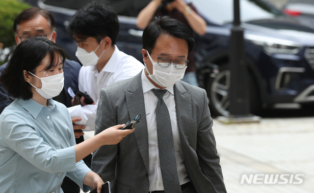 [서울=뉴시스] 이윤청 기자 = 옵티머스자산운용 펀드 환매 중단 관련 펀드 사기 혐의를 받는 H법무법인 소속 윤모 변호사가 구속 전 피의자심문(구속영장 실질심사)에 출석하기 위해 7일 서울 서초구 서울중앙지방법원으로 향하고 있다. 2020.07.07.&nbsp; radiohead@newsis.com