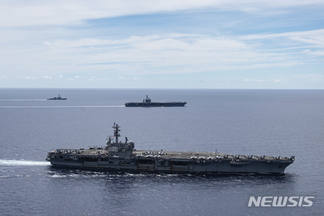 [남중국해=AP/뉴시스] 지난 6일 남중국해 지역에 미국의 항공모함인 니미츠호와 로널드 레이건호가 급파된 모습. 마이크 폼페이오 미국 국무장관은 중국이 남중국해에서 해상자원의 권리를 주장하는 건 "완전히 불법이다"고 13일(현지시간) 성명을 통해 비판했다. 2020.7.14.