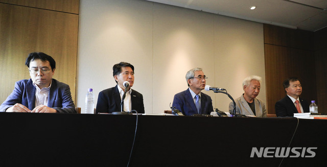 [서울=뉴시스] 박민석 기자 = 이영훈 전 서울대 교수가 7일 오전 서울 종로구 프레스센터에서 열린 '송영길 국회 외교통일위원장 및 양태정 나눔의집 변호사 맞고소 기자간담회'에서 취재진의 질문에 답변하고 있다. 2020.07.07. mspark@newsis.com