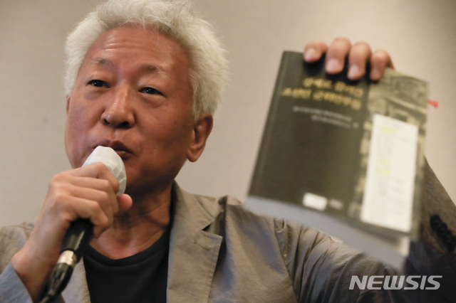 [서울=뉴시스] 박민석 기자 = 류석춘 연세대 교수가 지난 7일 오전 서울 중구 프레스센터에서 열린 '송영길 국회 외교통일위원장 및 양태정 나눔의집 변호사 맞고소 기자간담회'에서 발언하고 있다. 2020.07.07. mspark@newsis.com