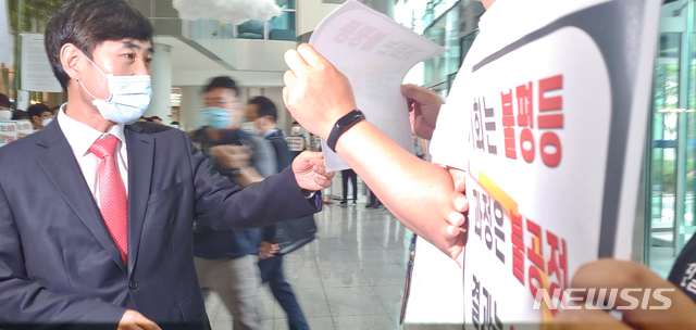 [인천=뉴시스]홍찬선 기자 = 하태경 미래통합당 인천국제공항(인국공) 공정채용 TF 위원장이 지난달 7일 오전 인천공항공사를 방문해 공사 노동조합 조합원들이 든 비정규직의 정규직 전환과 관련한 항의 피켓을 보고 있다. 2020.08.12. mania@newsis.com