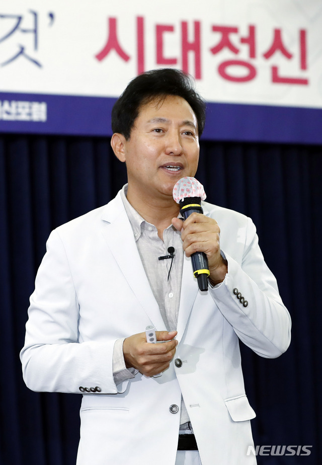 [서울=뉴시스] 최동준 기자 = 오세훈 전 서울시장이 7일 서울 여의도 국회의원회관에서 열린 미래혁신포럼 초청 강연에서 '시대정신'을 주제로 강연하고 있다. 2020.07.07. photocdj@newsis.com