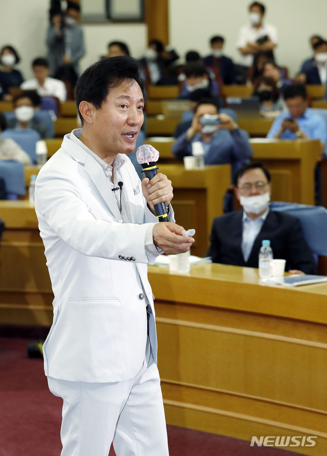 [서울=뉴시스] 최동준 기자 = 오세훈 전 서울시장이 7일 서울 여의도 국회의원회관에서 열린 미래혁신포럼 초청 강연에서 '시대정신'을 주제로 강연하고 있다. 2020.07.07. photocdj@newsis.com