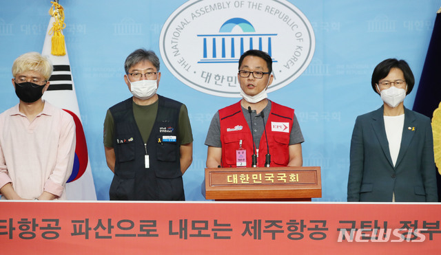 [서울=뉴시스] 김진아 기자 = 박이삼 이스타항공조종사노조위원장이 7일 서울 여의도 국회 소통관에서 열린 ‘이스타항공 파산으로 내모는 제주항공 규탄, 정부당국 해결 촉구’ 공공운수노조-정의당-시민사회단체 기자회견에서 발언을 하고 있다. 2020.07.07.&nbsp; bluesoda@newsis.com