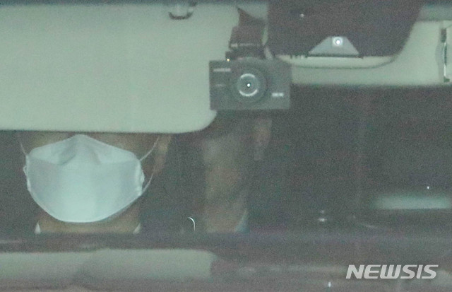 [서울=뉴시스]추상철 기자 =윤석열 검찰총장이 7일 오전 서울 서초구 대검찰청에서 차량에 탑승한 채 청사를 나서고 있다. 2020.07.07. scchoo@newsis.com