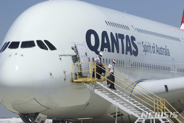 [빅터빌=AP/뉴시스] 호주의 콴타스 항공사는 시드니 공항에서 출발해 아웃백과 그레이트 배리어 리프 등의 상공을 7시간 동안 비행한 뒤 다시 시드니 공항에 도착하는 항공권이 10분 만에 매진됐다고 17일 발표했다. 2020.09.17.