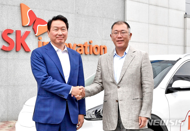 [서울=뉴시스]정의선(오른쪽) 현대차그룹 수석부회장이 7일 충남 서산시 SK이노베이션 서산공장을 방문해 최태원 SK그룹 회장과 기아차 니로EV 앞에서 악수하고 있다. 현대차그룹 경영진은 SK그룹 경영진과 미래 전기차 배터리 및 신기술 분야 협력 방안을 논의했다. (사진=현대차·SK 제공) 2020.07.07. photo@newsis.com
