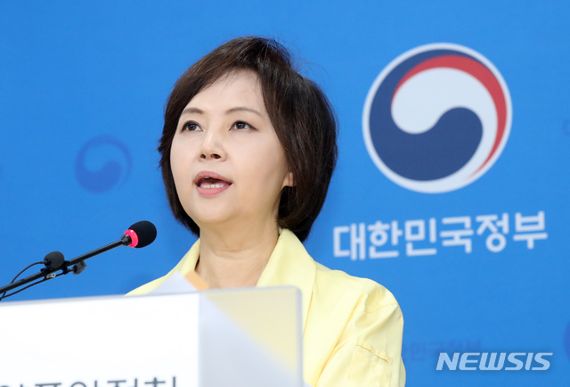 [청주=뉴시스]강종민 기자 = 이의경 식품의약품안전처장이 7일 오후 충북 청주 질병관리본부에서 현 공적 마스크 공급 체계를 오는 12일부터 '시장 공급' 체계로 전환한다고 밝히고 있다. 2020.07.07.&nbsp;&nbsp;&nbsp; ppkjm@newsis.com