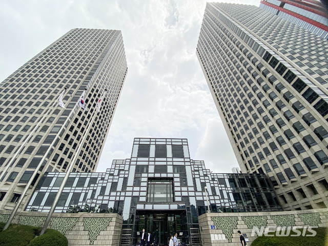 [서울=뉴시스] 박민석 기자 = LG전자는 2020년 2분기 매출이 12조8340억원으로 전년 동기 대비 17.9% 감소한 것으로 잠정 집계됐다고 7일 공시했다. 사진은 서울 여의도 LG트윈타워의 모습. 2020.07.07. mspark@newsis.com