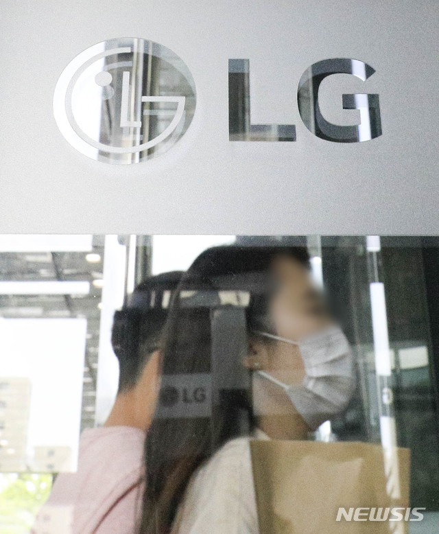 [서울=뉴시스] 박민석 기자 = 7일 서울 여의도 LG트윈타워에서 직원들이 분주히 움직이는 모습. 2020.07.07. mspark@newsis.com