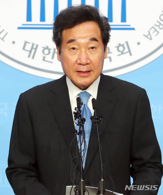 [서울=뉴시스] 장세영 기자 = 이낙연 더불어민주당 의원이 7일 서울 여의도 국회 소통관에서 기자회견을 열고 더불어민주당 당대표 출마선언을 발표하고 있다. 2020.07.07. photothink@newsis.com