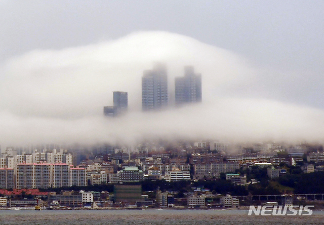 [부산=뉴시스] 하경민 기자 = 7일 부산 해운대구 엘시티와 달맞이고개 일대에 짙은 해무가 덮쳐 장관을 연출하고 있다. 2020.07.11. yulnetphoto@newsis.com