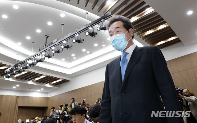 [서울=뉴시스] 최동준 기자 = 이낙연 더불어민주당 의원이 7일 서울 여의도 국회 소통관에서 당대표 출마 기자회견을 하기 위해 입장하고 있다. 2020.07.07.&nbsp; photocdj@newsis.com