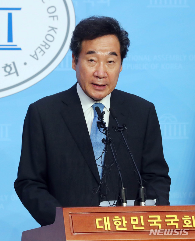 [서울=뉴시스] 장세영 기자 = 이낙연 더불어민주당 의원이 7일 서울 여의도 국회 소통관에서 기자회견을 열고 더불어민주당 당대표 출마선언을 발표하고 있다. 2020.07.07. photothink@newsis.com