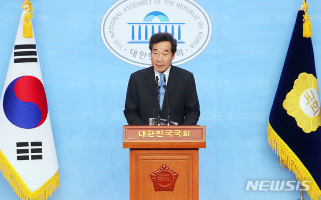 [서울=뉴시스] 장세영 기자 = 이낙연 더불어민주당 의원이 7일 서울 여의도 국회 소통관에서&nbsp; 기자회견을 열고 더불어민주당 당대표 출마선언을 발표하고 있다. 2020.07.07. photothink@newsis.com