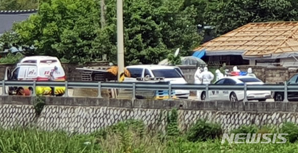 [광주=뉴시스] 7월 7일 오전 전남 영광군 한 공사현장에서 광주 118번 환자 A씨(60대 남성)가 경찰에 의해 발견돼 이송을 준비 중이다. A씨는 확진 통보 직후 연락을 끊은 채 잠적, 10시간 만에 발견됐으며 광주 지역 격리 병동으로 이송됐다. (사진 = 독자 제공) 2020.07.07. photo@newsis.com