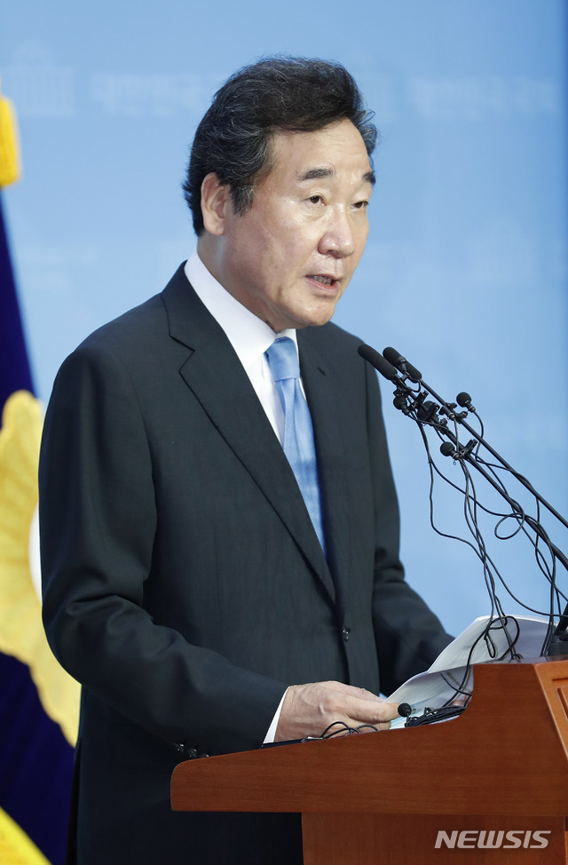 [서울=뉴시스] 최동준 기자 = 이낙연 더불어민주당 의원이 7일 서울 여의도 국회 소통관에서 당대표 출마 기자회견을 하고 있다. 2020.07.07. photocdj@newsis.com