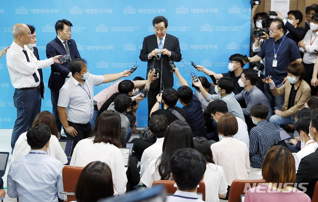 [서울=뉴시스] 최동준 기자 = 이낙연 더불어민주당 의원이 7일 서울 여의도 국회 소통관에서 당대표 출마 기자회견을 마치고 취재진 질문에 답변하고 있다. 2020.07.07.&nbsp; photocdj@newsis.com