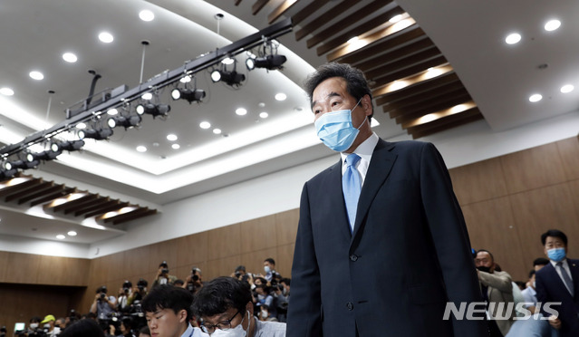 [서울=뉴시스] 최동준 기자 = 이낙연 더불어민주당 의원이 7일 서울 여의도 국회 소통관에서 당대표 출마 기자회견을 하기 위해 입장하고 있다. 2020.07.07. photocdj@newsis.com