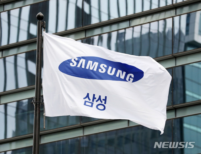 [서울=뉴시스] 서울 서초구 삼성전자 서초사옥에 삼성 깃발이 휘날리고 있다. 뉴시스DB 2020.07.07.