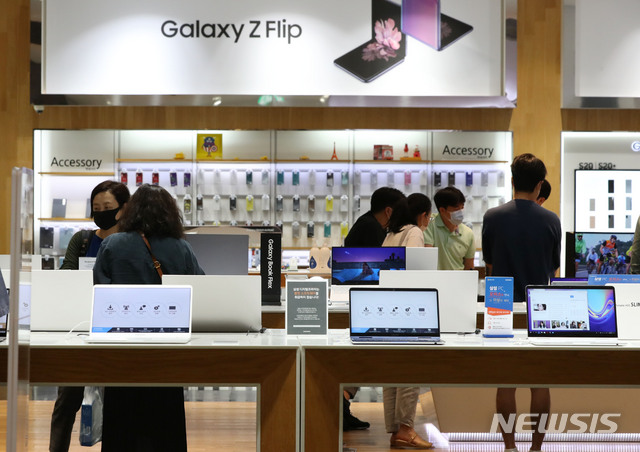 [서울=뉴시스] 박미소 기자 = 7일 오후 서울 서초구 삼성전자 서초사옥 딜라이트 매장에서 시민들이 상품을 살펴보고 있다. 2020.07.07.&nbsp; misocamera@newsis.com