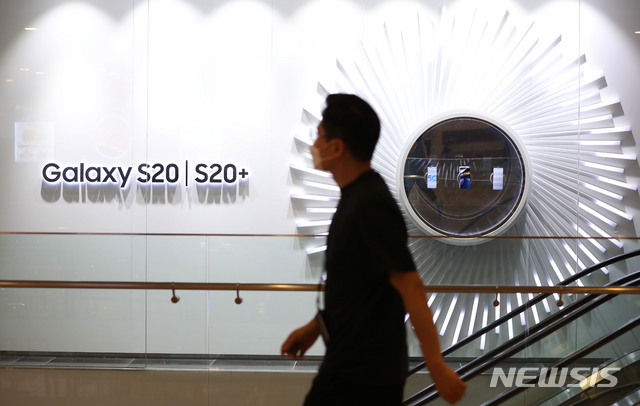 [서울=뉴시스] 박미소 기자 = 7일 오후 서울 서초구 삼성전자 서초사옥 딜라이트 매장 앞에서 한 시민이 지나가고 있다. 2020.07.07.&nbsp;&nbsp;&nbsp; misocamera@newsis.com