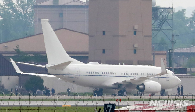 [평택=뉴시스] 이영환 기자 = 스티븐 비건 미국 국무부 부장관 겸 대북특별대표가 탑승한 비행기가 7일 경기 오산공군기지에 착륙하고 있다. 2020.07.07. 20hwan@newsis.com