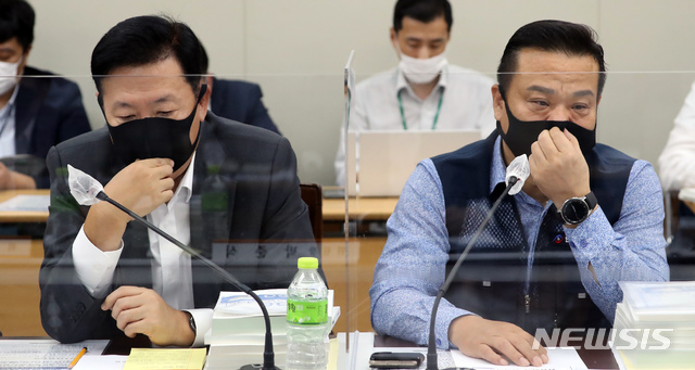 [세종=뉴시스]강종민 기자 = 류기정 사용자위원(한국경영자총협회 전무)과 이동호 근로자위원(한국노총 사무총장)이 7일 정부세종청사에서 열린 제5차 최저임금위 전원회의에서 고민에 빠져 있다. 2020.07.07. photo@newsis.com
